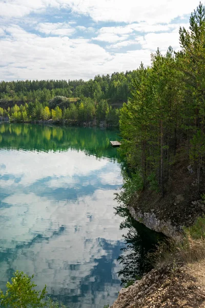 Lago Turchese Mezzo Coste Rocciose Foresta Con Cielo Riflettente Nuvole — Foto Stock