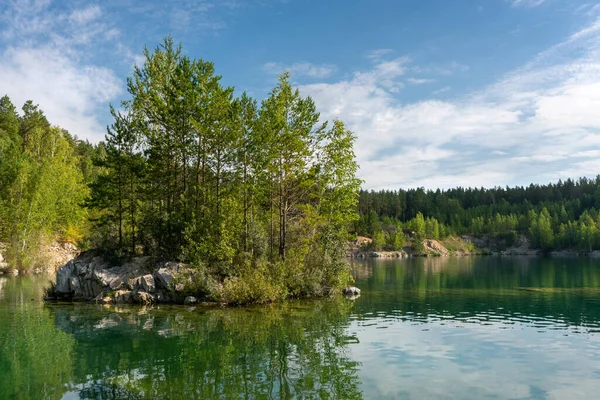 Lago Turchese Mezzo Coste Rocciose Foresta Con Cielo Riflettente Nuvole — Foto Stock