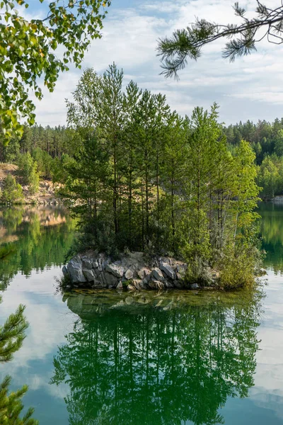 Lago Turchese Mezzo Coste Rocciose Foresta Con Cielo Riflettente Nuvole — Foto Stock