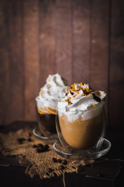 Güzel arka planda bir fincan kahve.