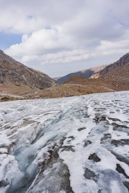 İnsan buzulun yüksek dağlarında yürüyüş yapıyor.
