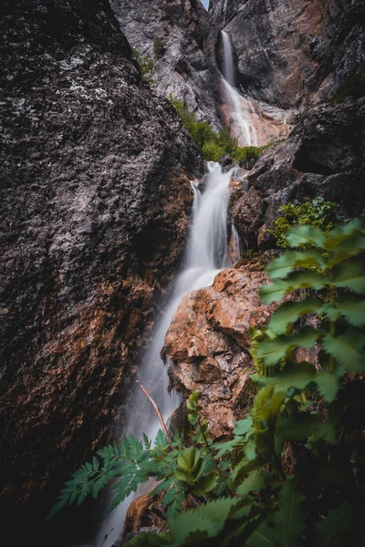 Весной водопад в горах с освежающими брызгами — стоковое фото
