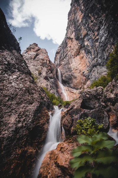 Cascade dans les montagnes au printemps avec éclaboussures rafraîchissantes — Photo