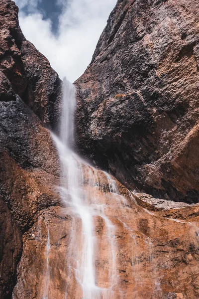 Cachoeira nas montanhas na primavera com salpicos refrescantes — Fotografia de Stock