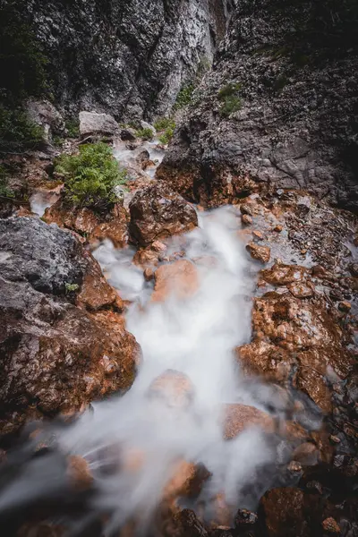 Cachoeira nas montanhas na primavera com salpicos refrescantes — Fotografia de Stock