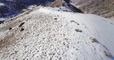 Orta Asya 'daki kar örtülü dağların Panorama Video genel görünümü