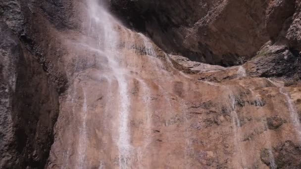Délután hegy vízesés fröccsenő lassított felvételen — Stock videók