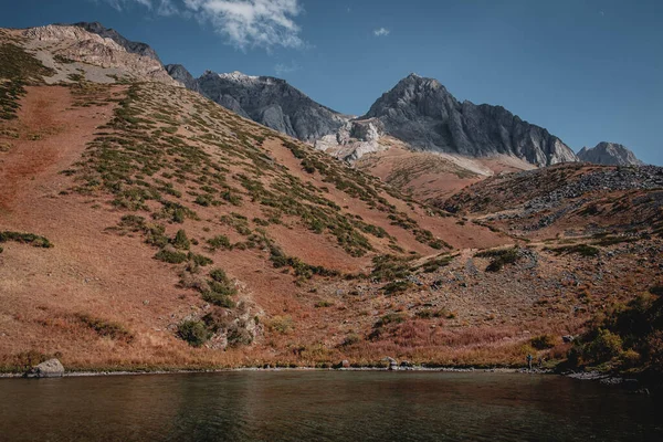 Outono paisagens montanhosas à tarde em cores quentes — Fotografia de Stock