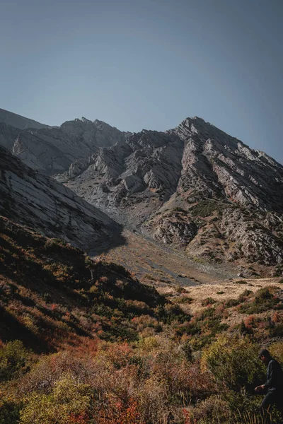 Outono paisagens montanhosas à tarde em cores quentes — Fotografia de Stock