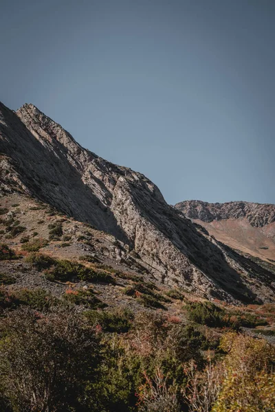 Paysages de montagne d'automne dans l'après-midi dans des couleurs chaudes — Photo