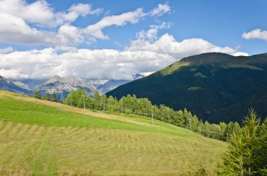 tepeler ve gökyüzü