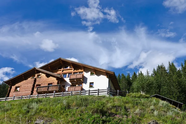 Hotels in den Alpen — Stockfoto