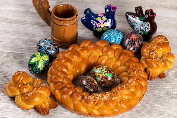东欧编织自制面包 传统彩绘鸡蛋隔离在木制桌子上 — 图库照片