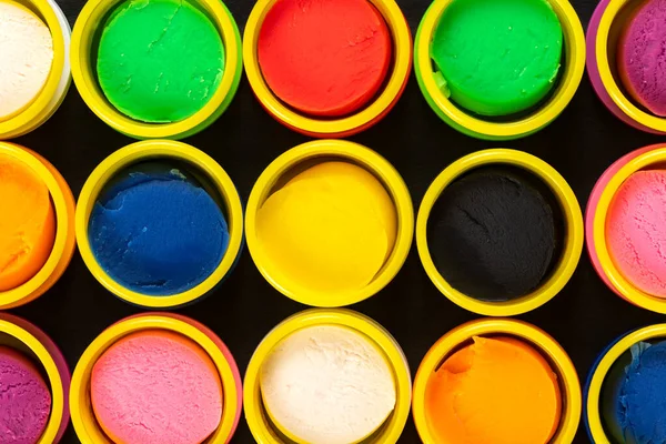 Fundo Abstrato Recipientes Coloridos Massa Pastel Colorido Sobre Fundo Preto — Fotografia de Stock