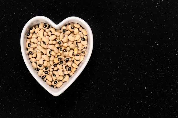 Guisantes Negros Tazón Forma Corazón Fondo Textura Vista Superior — Foto de Stock