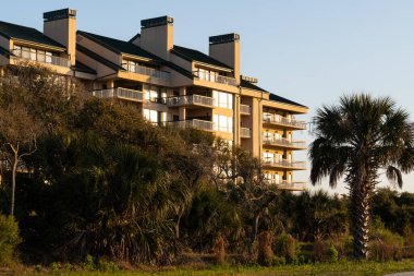 Wild Dunes Resort, Güney Carolina, ABD - 5 Nisan 2021. Şatafatlı okyanus manzaralı lüks apartmanlar gündoğumunda, Wild Dunes Resort, Palms Adası, Güney Carolina.