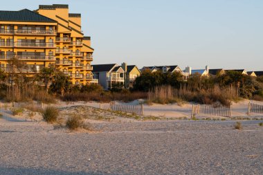Wild Dunes Resort, Güney Carolina, ABD - 5 Nisan 2021. Şatafatlı okyanus manzaralı lüks apartmanlar gündoğumunda, Wild Dunes Resort, Palms Adası, Güney Carolina.