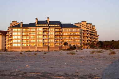 Wild Dunes Resort, Güney Carolina, ABD - 5 Nisan 2021. Şatafatlı okyanus manzaralı lüks apartmanlar gündoğumunda, Wild Dunes Resort, Palms Adası, Güney Carolina.