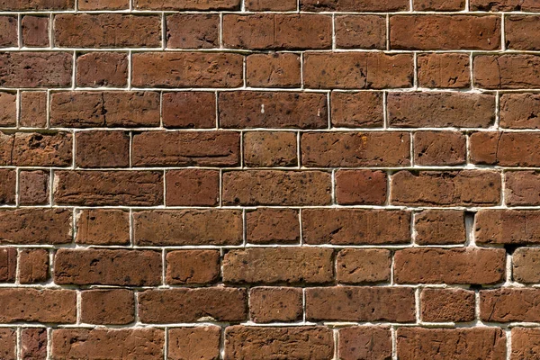 Beyaz çimento desenli eski kırmızı-kahverengi tuğla duvar.