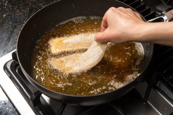 Poêle Filet Poisson Cuire Maison Sur Une Cuisinière — Photo