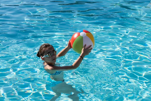 小女孩在游泳池里玩海滩球 儿童户外活动 夏天的概念 快乐的童年 — 图库照片