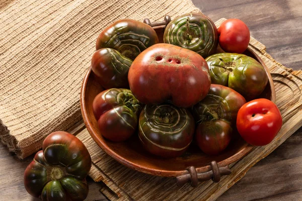 Ekologiska Tomater Keramisk Skål Ekologisk Odling Eller Trädgårdsskötsel — Stockfoto