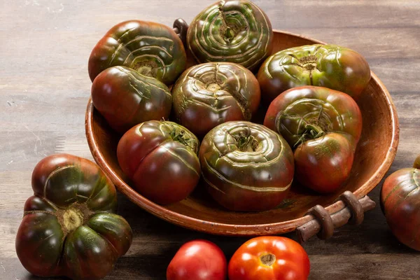 Ekologiska Tomater Keramisk Skål Ekologisk Odling Eller Trädgårdsskötsel — Stockfoto