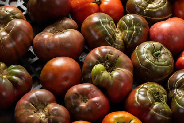 Ekologiska Tomater Jordbruksmarknaden Visas Upp För Försäljning Ekologisk Odling Eller — Stockfoto