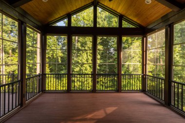 Plastik pencereli modern veranda ve arka planda yaz ormanları olan kompozit zemin..
