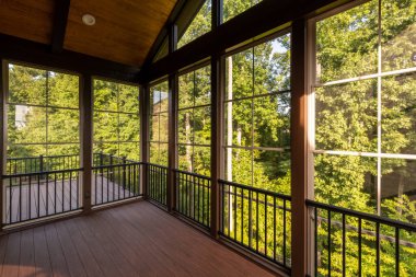 Plastik pencereli modern veranda ve arka planda yaz ormanları olan kompozit zemin..