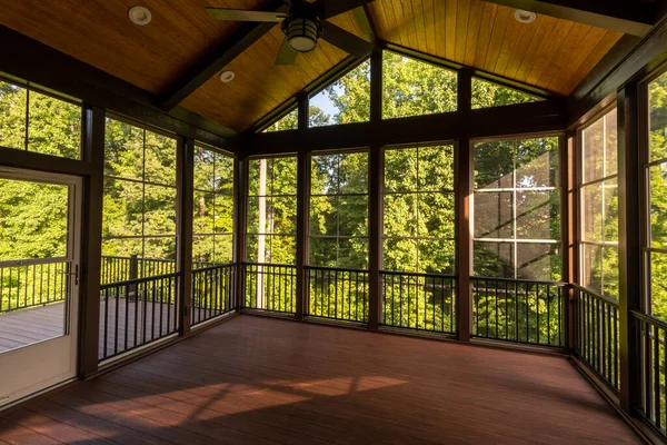 背景に夏の森とプラスチック窓や複合床と現代的なスクリーニングポーチ — ストック写真
