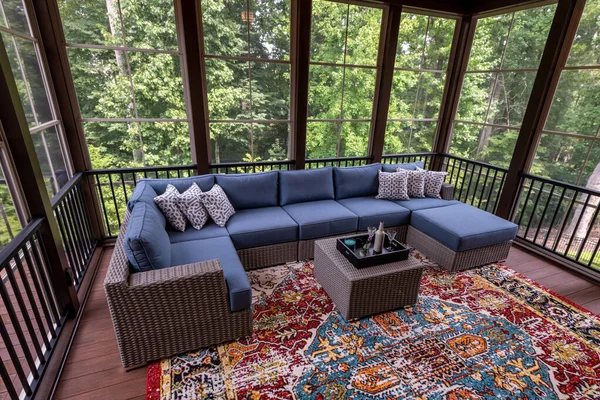 Verandalı yeni veranda, arka planda yaz ormanı..