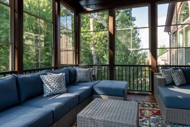 Verandalı yeni veranda, arka planda yaz ormanı..