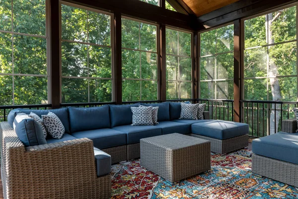 パティオ家具付きの新しい近代的なスクリーニングポーチ バックグラウンドで夏の森 — ストック写真