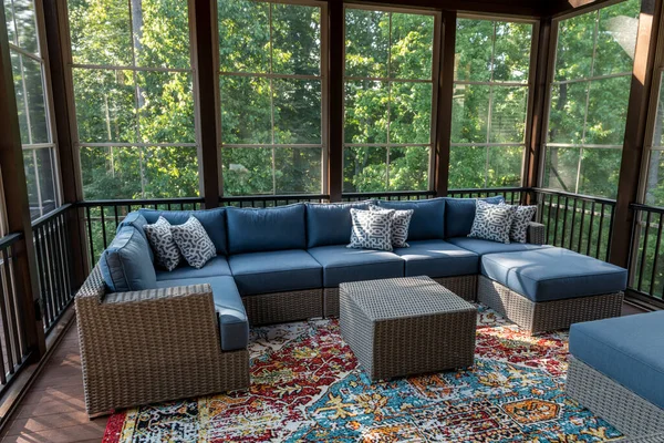 新的现代屏风门廊 庭院家具 背景是夏天的树林 — 图库照片
