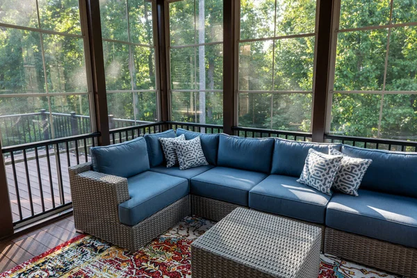 新的现代屏风门廊 庭院家具 背景是夏天的树林 — 图库照片