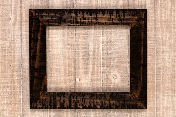 コピースペースのある木板の上にヴィンテージの木製フレーム — ストック写真