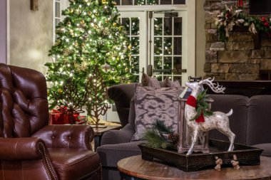 İçinde süsler ve Noel oyuncakları olan bir Noel ağacının içinde. Geleneksel Yeni Yıl ve Noel kutlaması konsepti. Dünya geleneği.