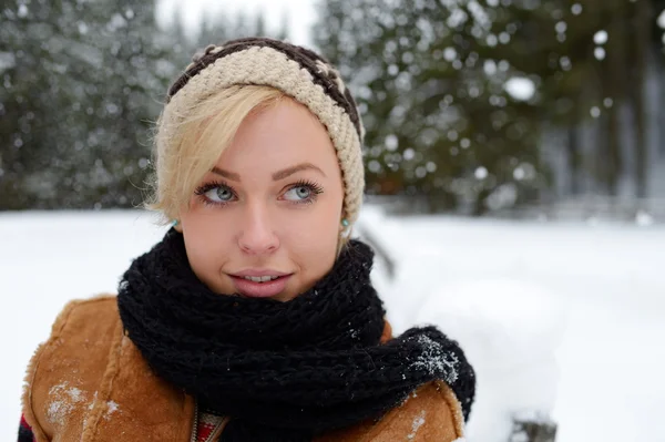 Vakkert kvinneportrett utendørs om vinteren – stockfoto