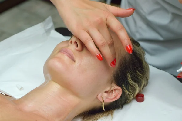 Mulher jovem durante o tratamento cosmético — Fotografia de Stock