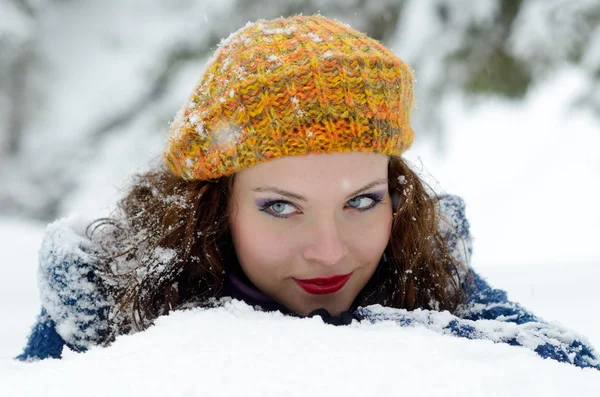 冬季室外的漂亮女人肖像 — 图库照片
