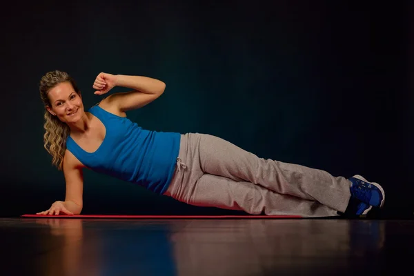 Beautiful young woman exercising — Stock Photo, Image