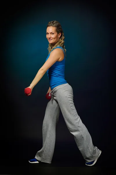 Piękna młoda kobieta, ćwiczenia w siłowni — Zdjęcie stockowe