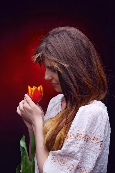 Jovem bonita mulher retrato no estúdio — Fotografia de Stock