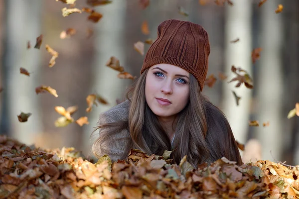 Jonge vrouw portret buiten in de herfst — Stockfoto