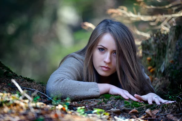 Ritratto giovane donna all'aperto in autunno — Foto Stock