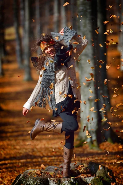 Jovem mulher sorridente retrato ao ar livre no outono — Fotografia de Stock