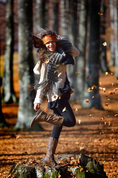 Mladý usmívající se žena portrét venkovní na podzim — Stock fotografie