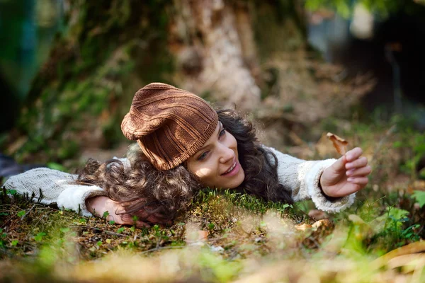 Jeune femme portrait en plein air en automne — Photo