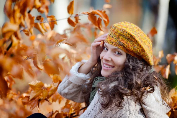 Fiatal mosolygó nő szabadtéri ősszel — Stock Fotó